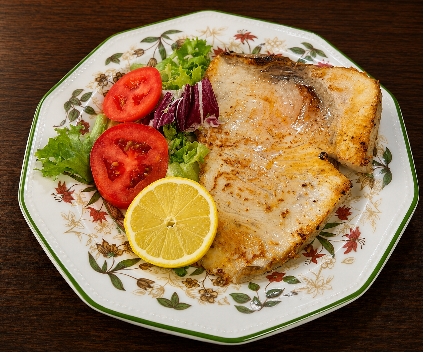 Pescado a la plancha con ensalada servido en el menú del día de Bar Los Dados, cocina casera en Puerta del Ángel (Madrid).