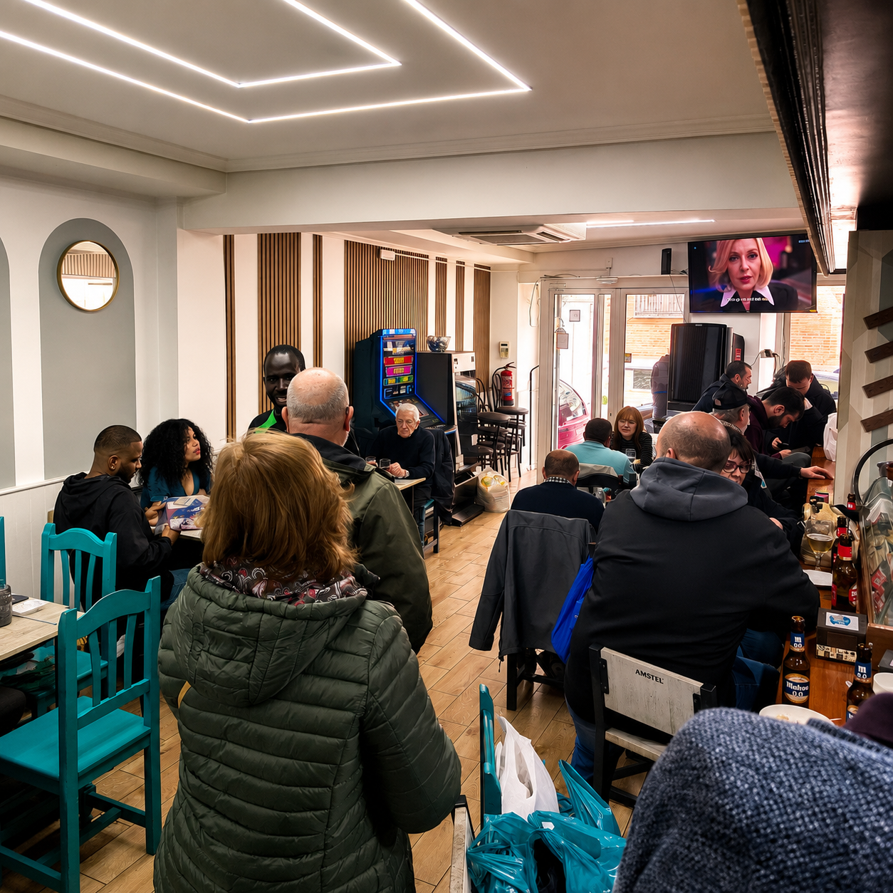Comedor lleno de clientes disfrutando del ambiente y las tapas en Bar Los Dados, Puerta del Ángel, Madrid.
