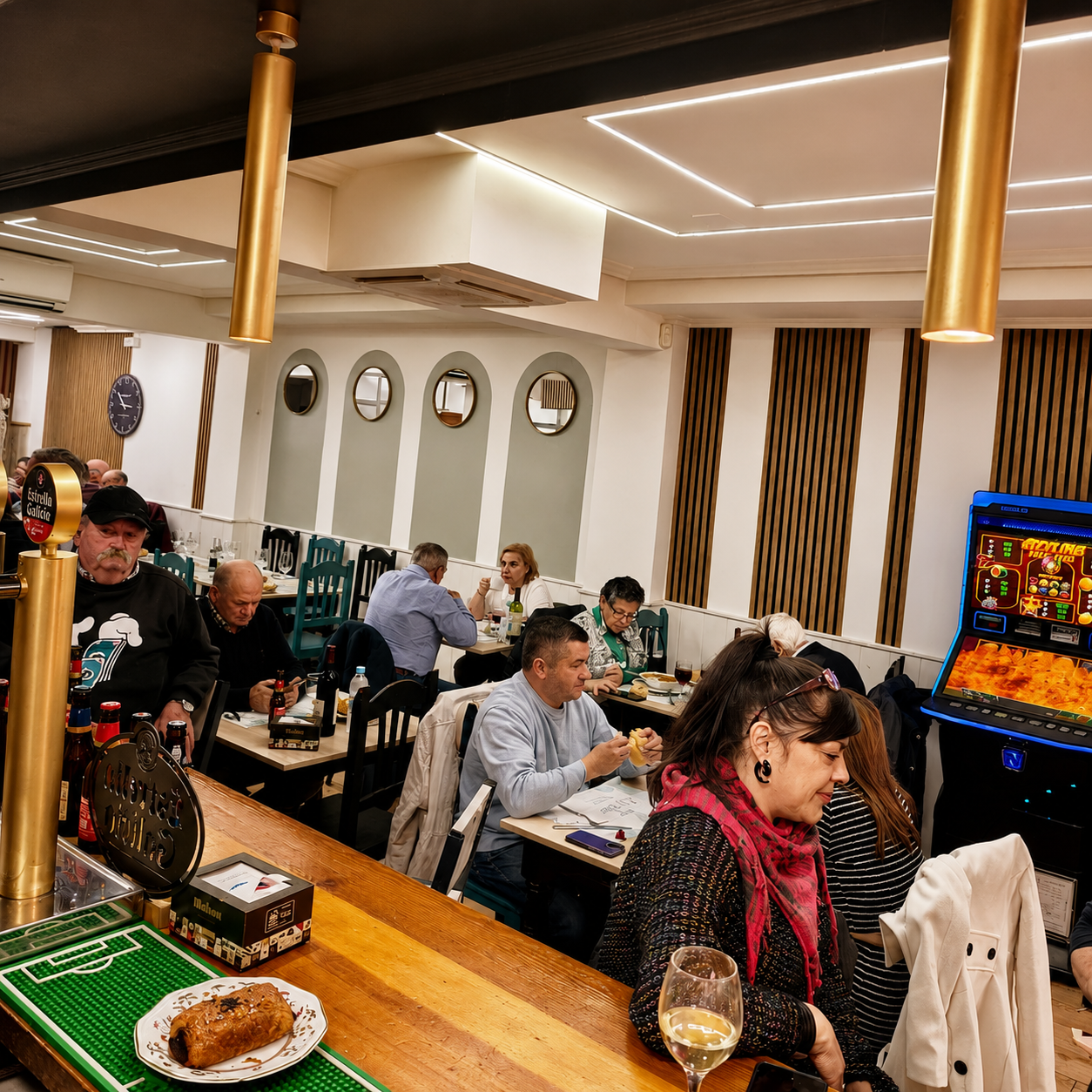 Vista de la barra y el comedor de Bar Los Dados con clientes disfrutando de tapas y bebidas en Puerta del Ángel, Madrid.